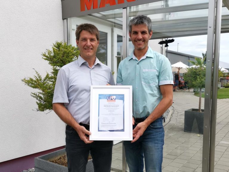 Jörg und Ulrich Martin mit den neuerworbenen ISO-Zertifikat